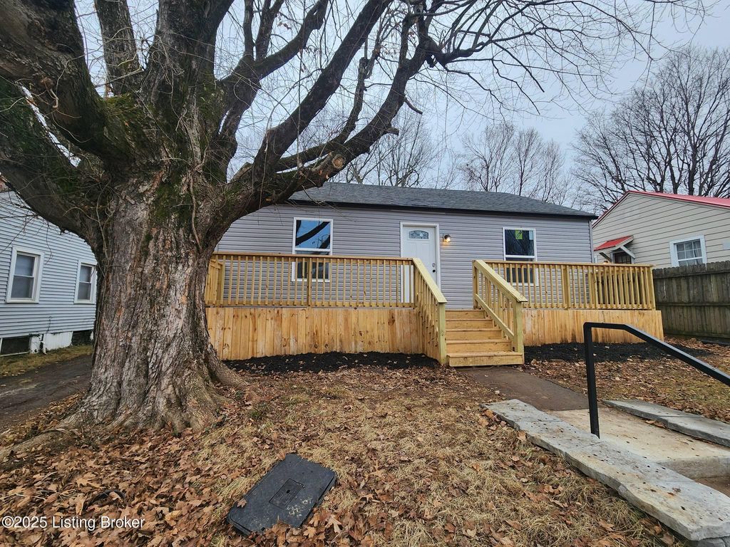 Photo of 322 Meadow Lane Ln, Elizabethtown, KY 42701 (MLS # 1705764)