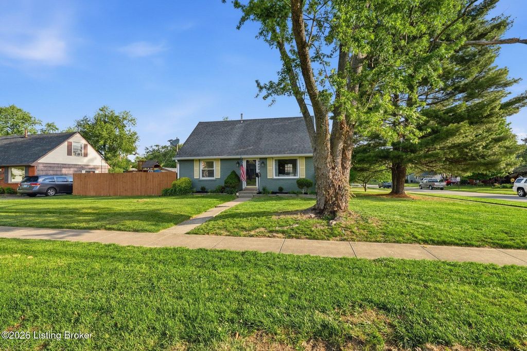 Photo of 9409 Sue Helen Dr, Louisville, KY 40299 (MLS # 1715462)