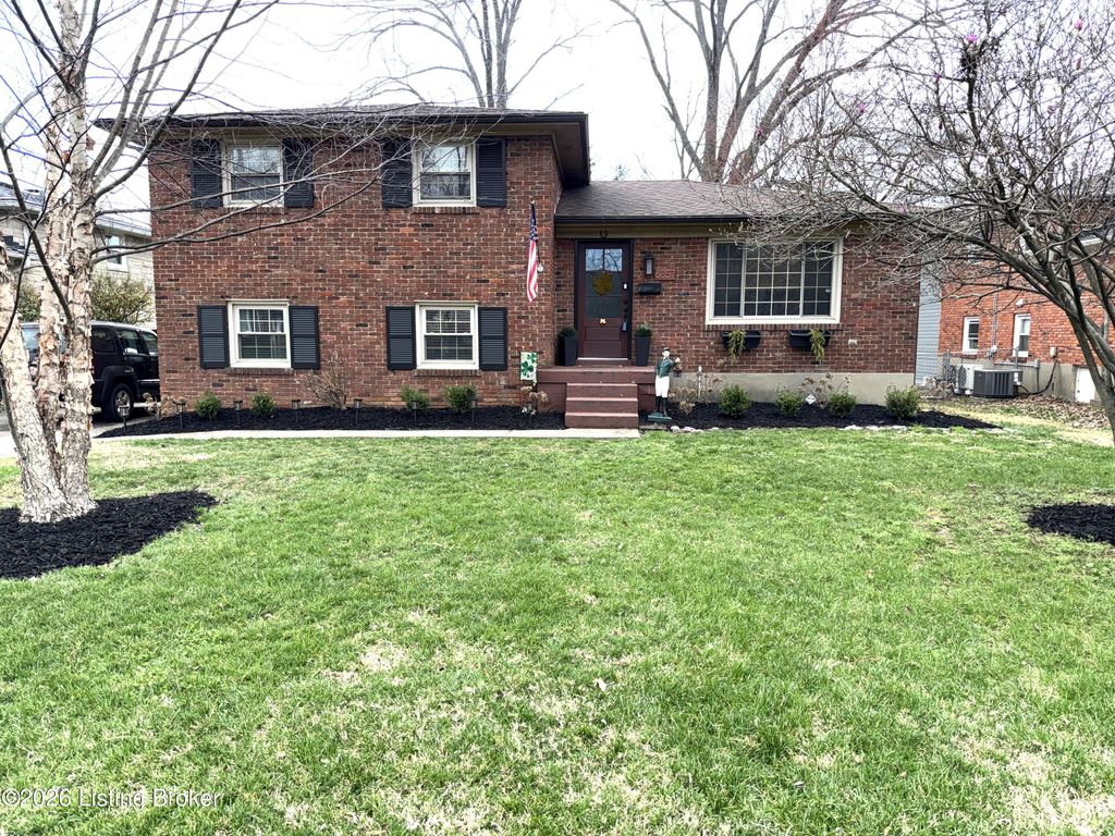 Photo of 6857 Green Meadow Cir, Louisville, KY 40207 (MLS # 1710876)