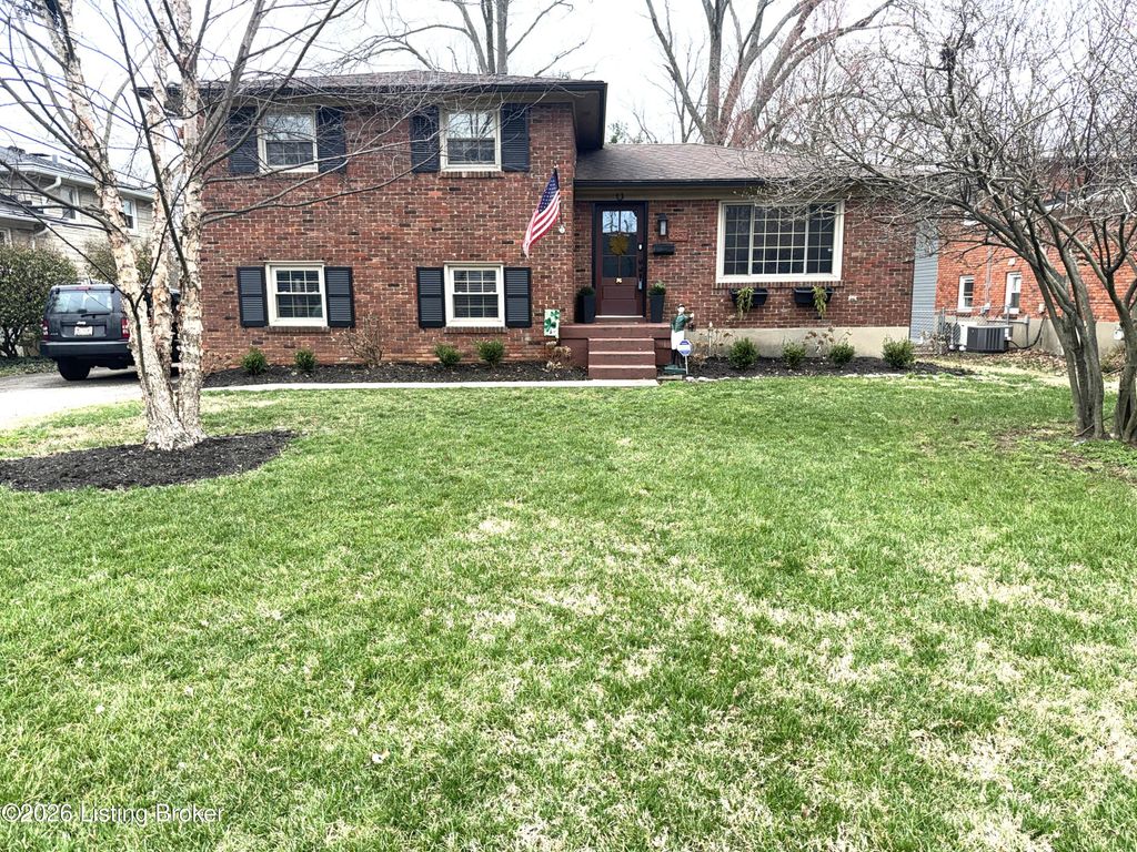 Photo of 6857 Green Meadow Cir, Louisville, KY 40207 (MLS # 1710876)
