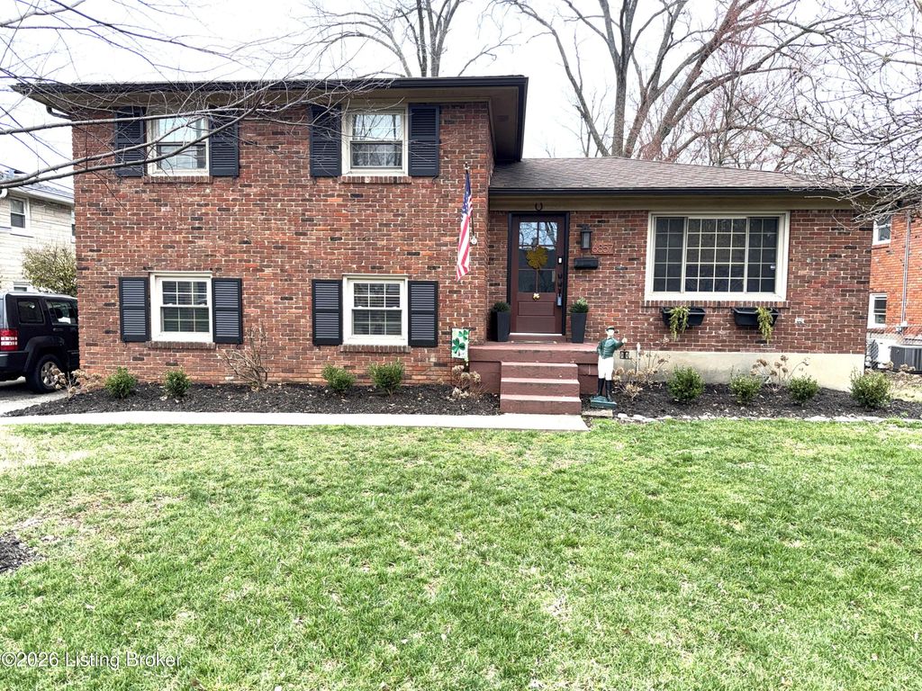 Photo of 6857 Green Meadow Cir, Louisville, KY 40207 (MLS # 1710876)