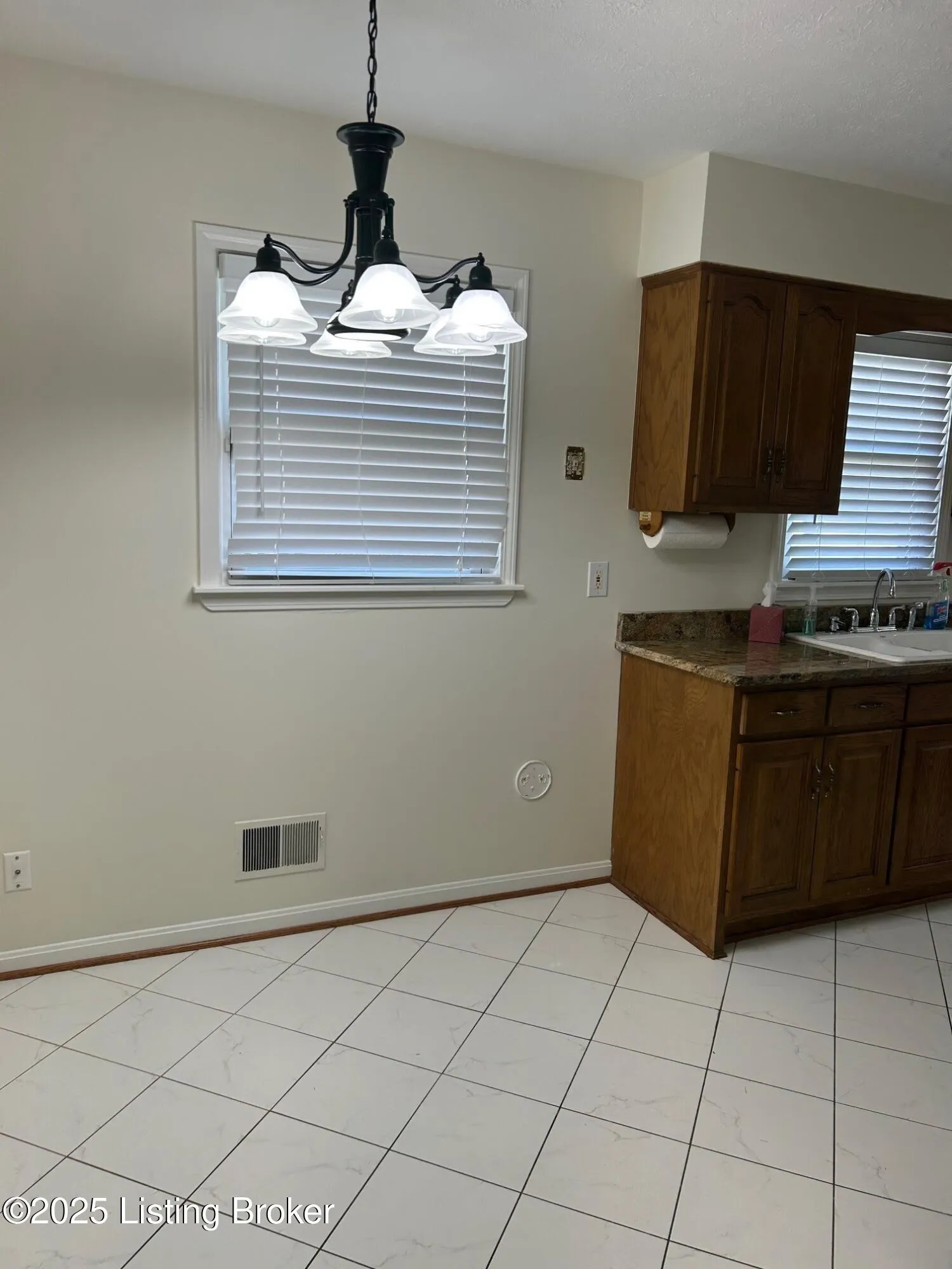 Louisville, Kentucky 40258, United States, 3 Bedrooms Bedrooms, ,2 BathroomsBathrooms,Residential,Pending,81084