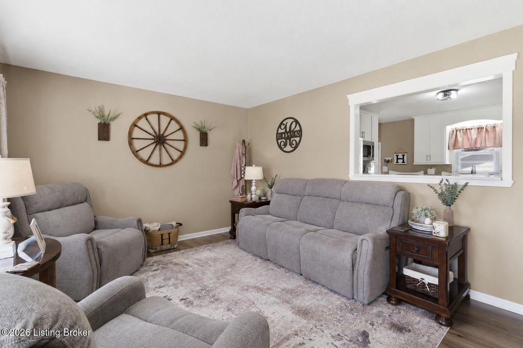 Photo of 2419 McGee Dr, Louisville, KY 40216 (MLS # 1717200)