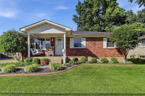 Photo of 2419 McGee Dr, Louisville, KY 40216 (MLS # 1717200)