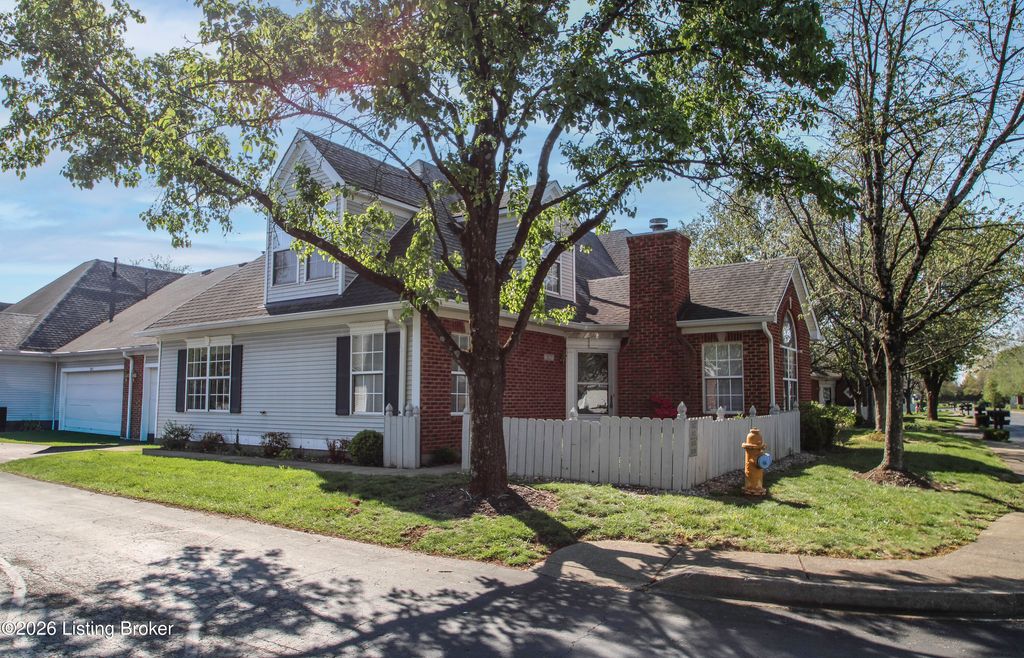 Photo of 3827 Greenhurst Dr, Louisville, KY 40299 (MLS # 1713979)