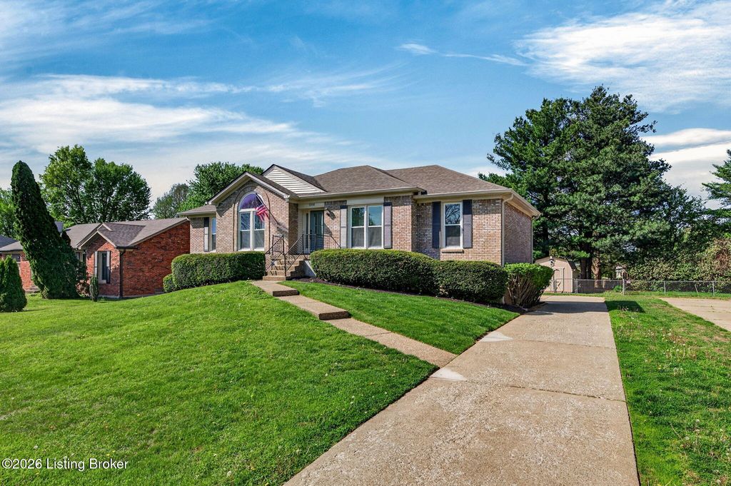 Photo of 1208 Nightingale Ln, Goshen, KY 40026 (MLS # 1714845)