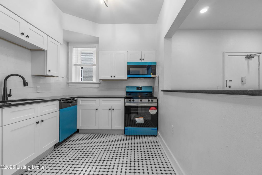 Photo of 409 W Gaulbert Ave #301, Louisville, KY 40208 (MLS # 1712555)