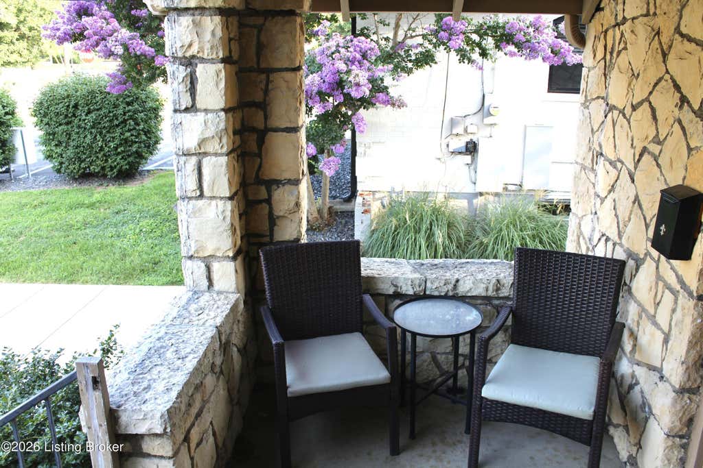 Photo of 103 Oxford Pl, Louisville, KY 40207 (MLS # 1725477)