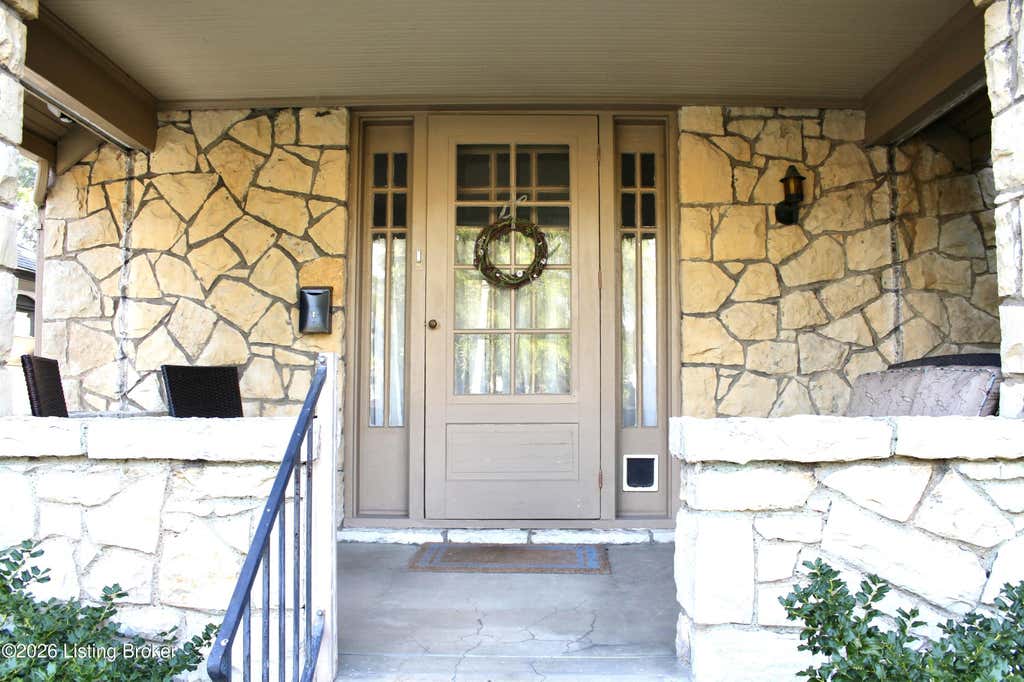 Photo of 103 Oxford Pl, Louisville, KY 40207 (MLS # 1725477)
