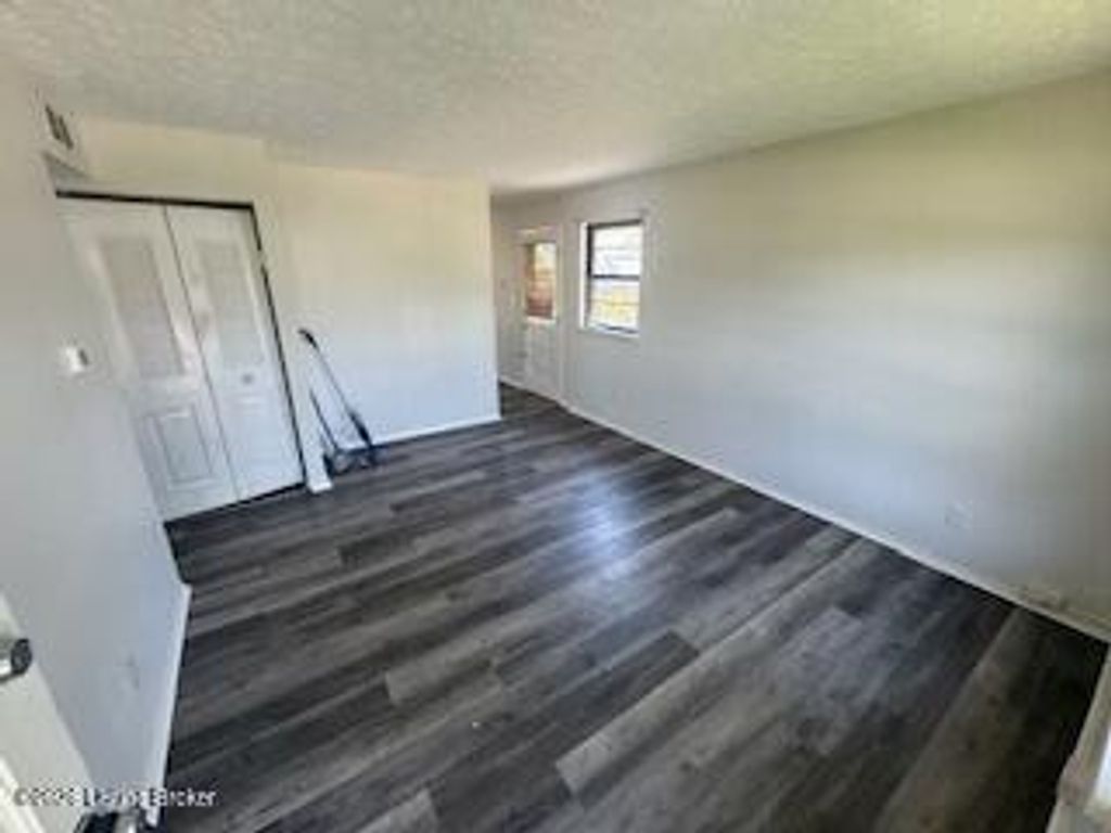 Photo of 121 W Blue Jay Rd, Louisville, KY 40229 (MLS # 1717739)