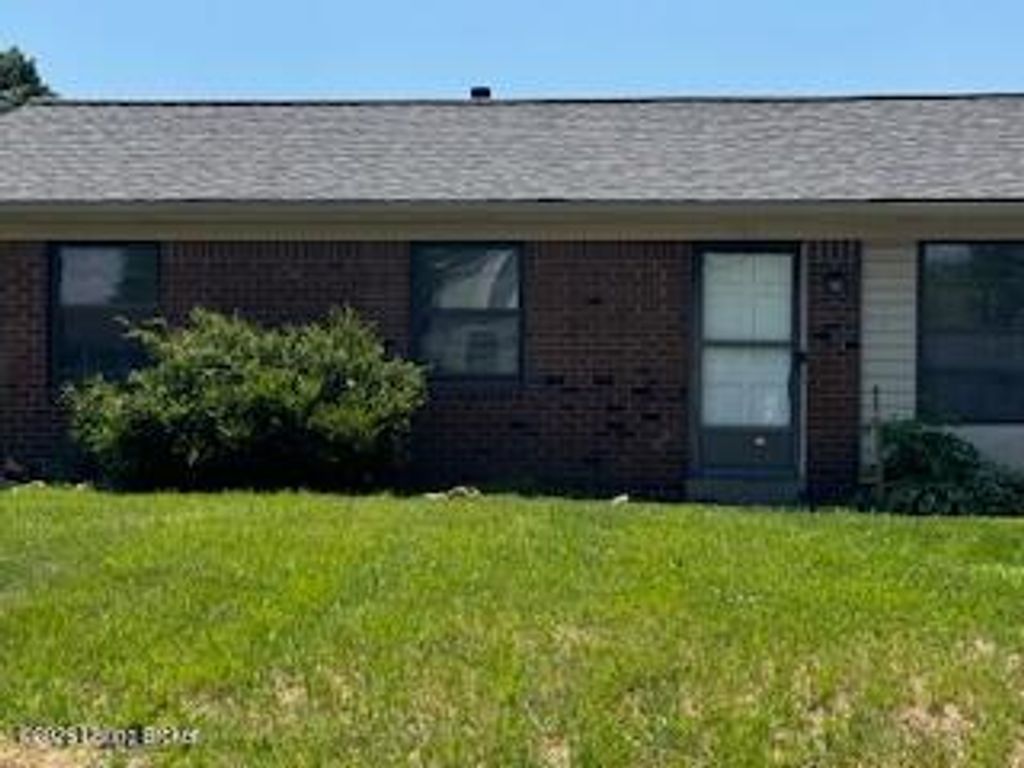Photo of 121 W Blue Jay Rd, Louisville, KY 40229 (MLS # 1717739)