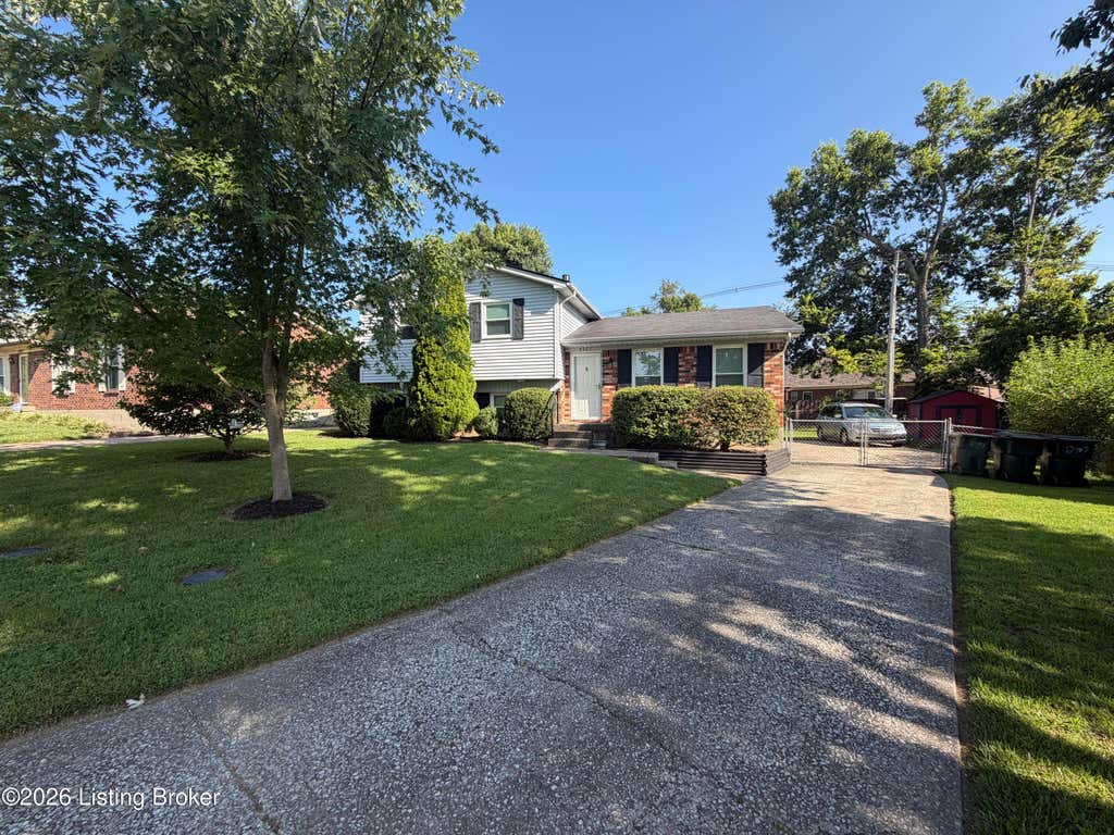 Photo of 8907 Bobrader Ct, Jeffersontown, KY 40299 (MLS # 1727471)