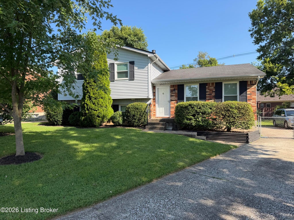 Photo of 8907 Bobrader Ct, Jeffersontown, KY 40299 (MLS # 1727471)