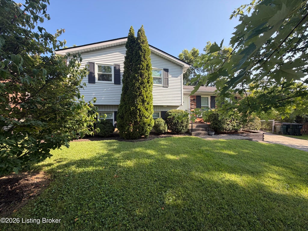 Photo of 8907 Bobrader Ct, Jeffersontown, KY 40299 (MLS # 1727471)
