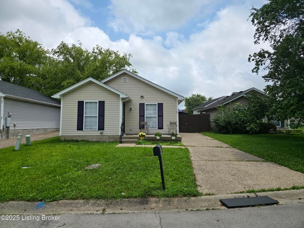 Photo of 8308 Lake Superior Dr, Louisville, KY 40291 (MLS # 1712126)