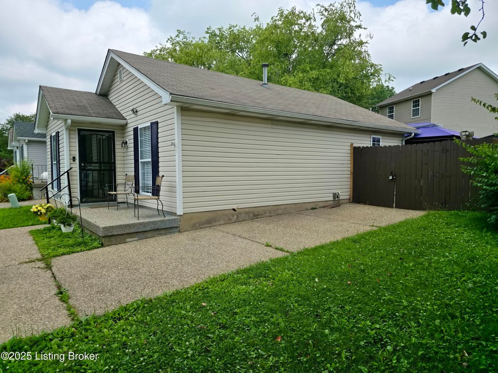 Photo of 8308 Lake Superior Dr, Louisville, KY 40291 (MLS # 1712126)