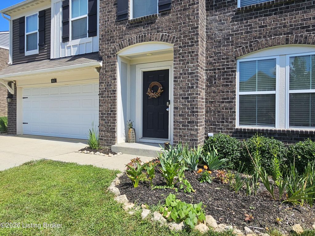 Photo of 8605 Loyal Dr, Louisville, KY 40229 (MLS # 1723563)