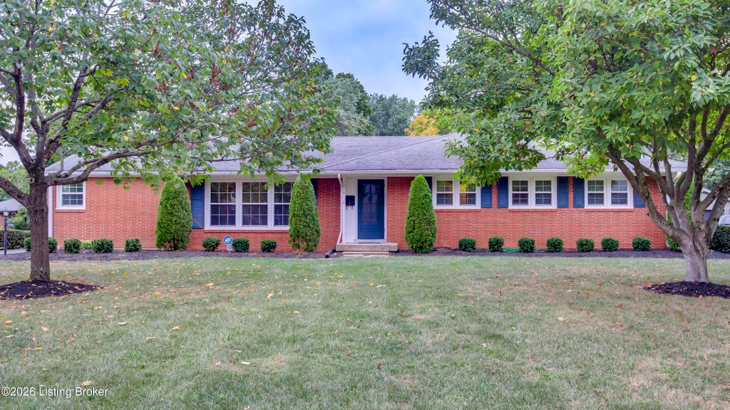 Photo of 1716 Devondale Dr, Louisville, KY 40222 (MLS # 1731552)