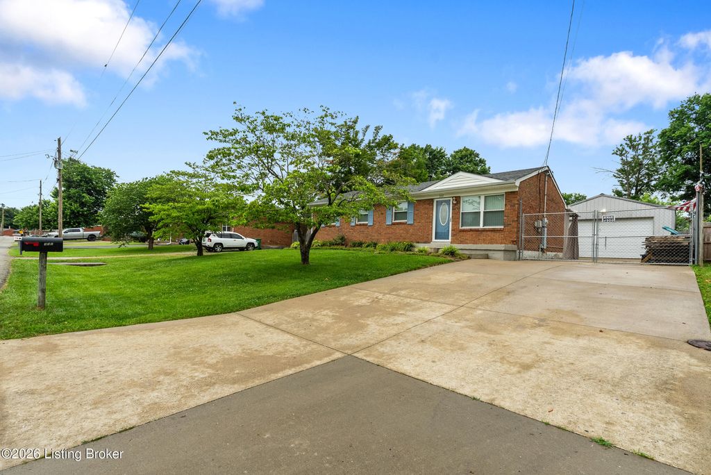 Photo of 332 Glenview Rd, Louisville, KY 40229 (MLS # 1719987)