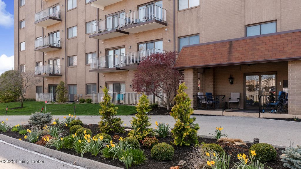 Photo of 3030 Breckenridge Ln #204, Louisville, KY 40220 (MLS # 1706611)