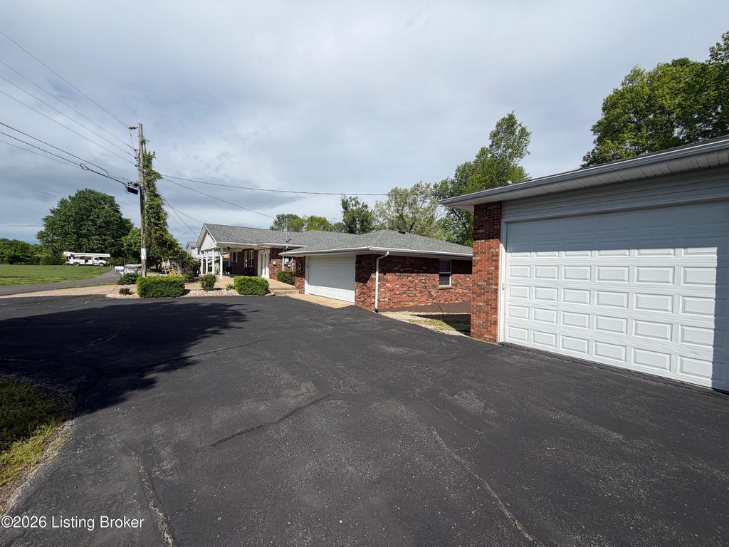 Photo of 2908 Cannons Point Ln, McDaniels, KY 40152 (MLS # 1714740)