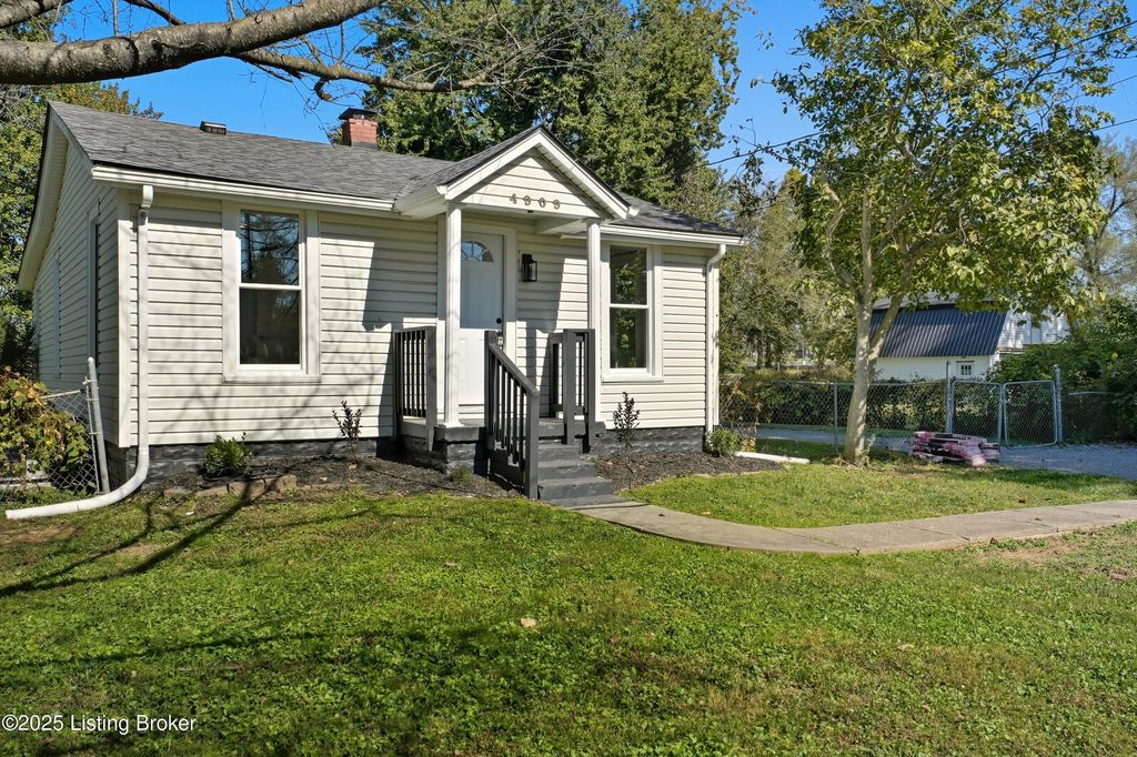 Photo of 4909 Kendall Rd, Louisville, KY 40272 (MLS # 1701556)