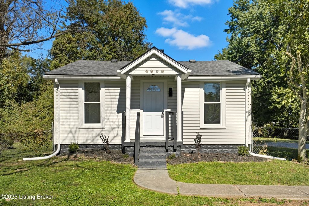 Photo of 4909 Kendall Rd, Louisville, KY 40272 (MLS # 1701556)
