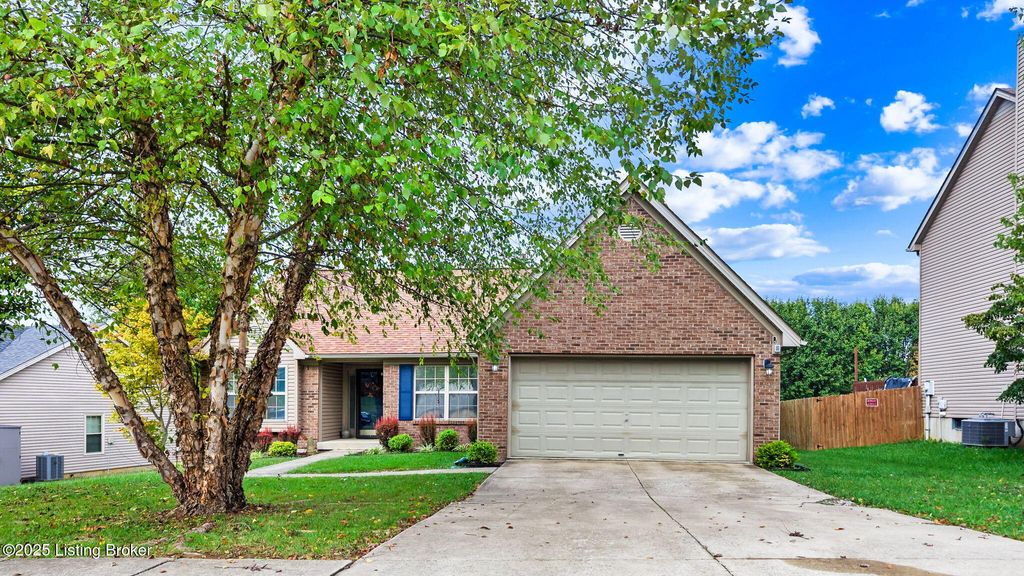 Photo of 917 Woodland Ridge Cir, La Grange, KY 40031 (MLS # 1699252)