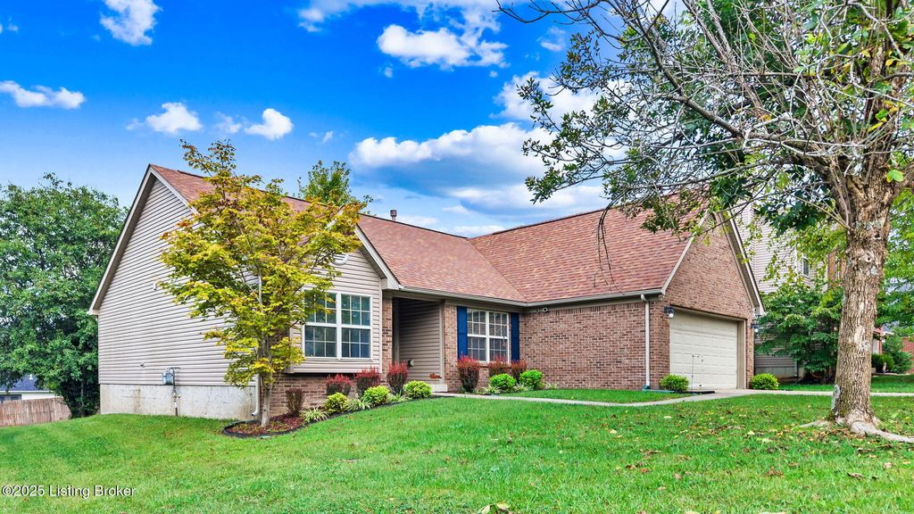 Photo of 917 Woodland Ridge Cir, La Grange, KY 40031 (MLS # 1699252)