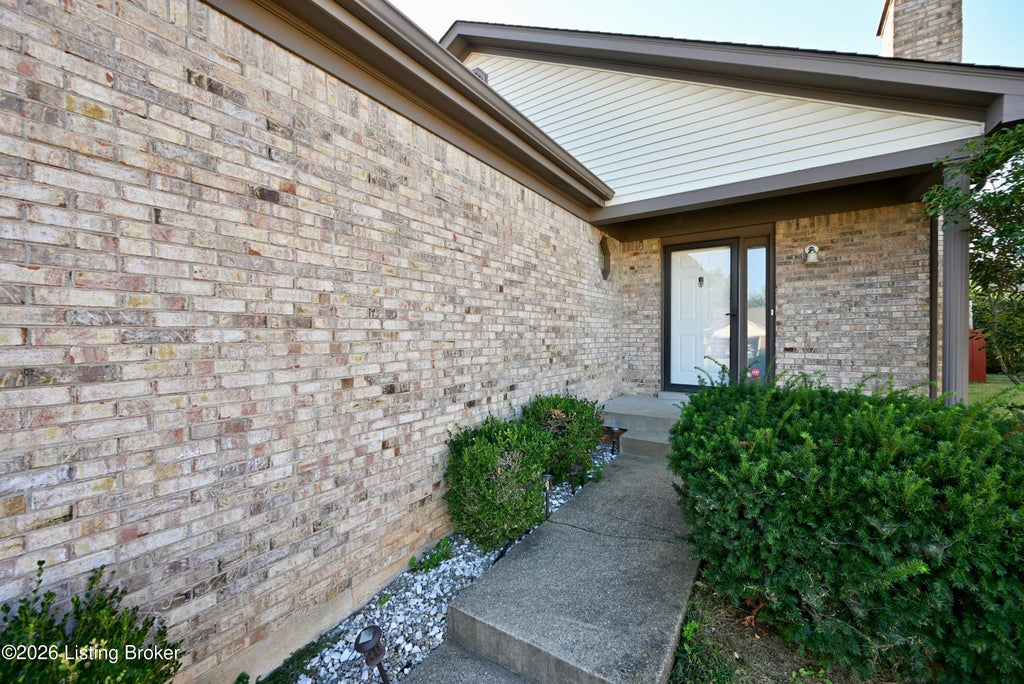 Photo of 8108 Cloudcroft Ln, Louisville, KY 40220 (MLS # 1732047)