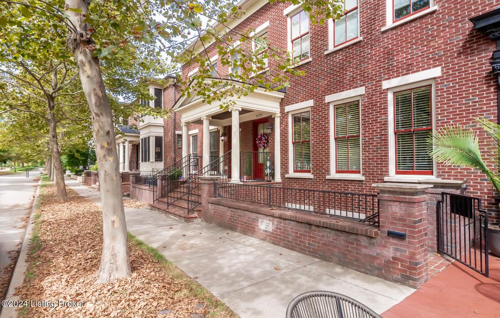 Photo of 10723 Meeting St #201, Prospect, KY 40059 (MLS # 1704083)