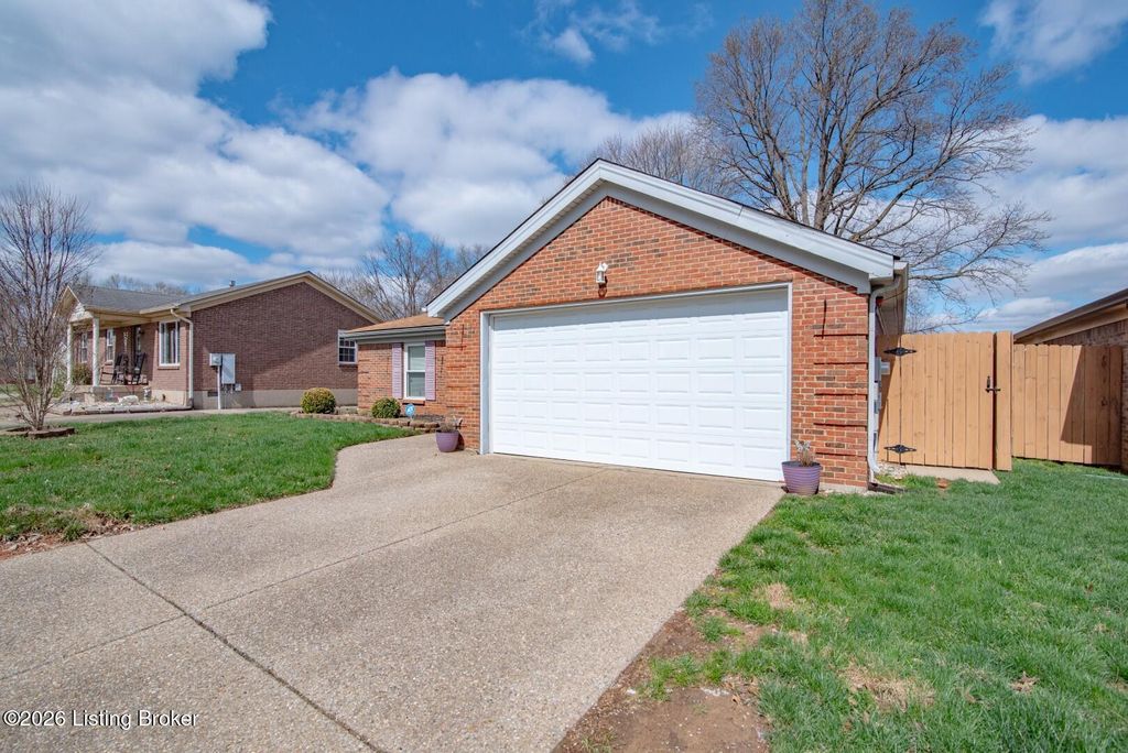 Photo of 4805 Braves Ln, Louisville, KY 40272 (MLS # 1711872)