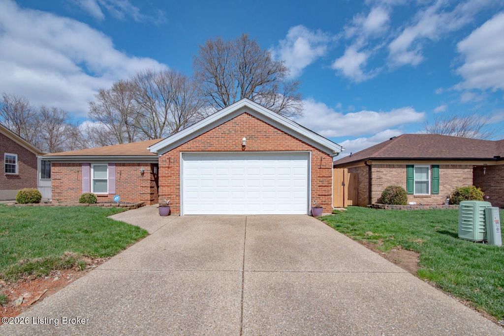 Photo of 4805 Braves Ln, Louisville, KY 40272 (MLS # 1711872)