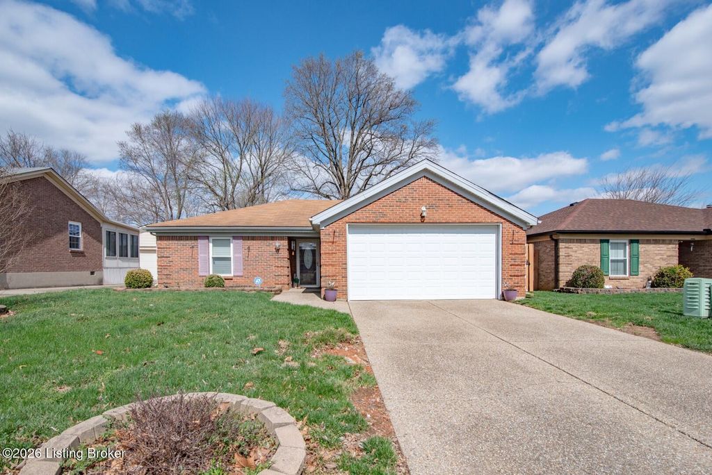 Photo of 4805 Braves Ln, Louisville, KY 40272 (MLS # 1711872)