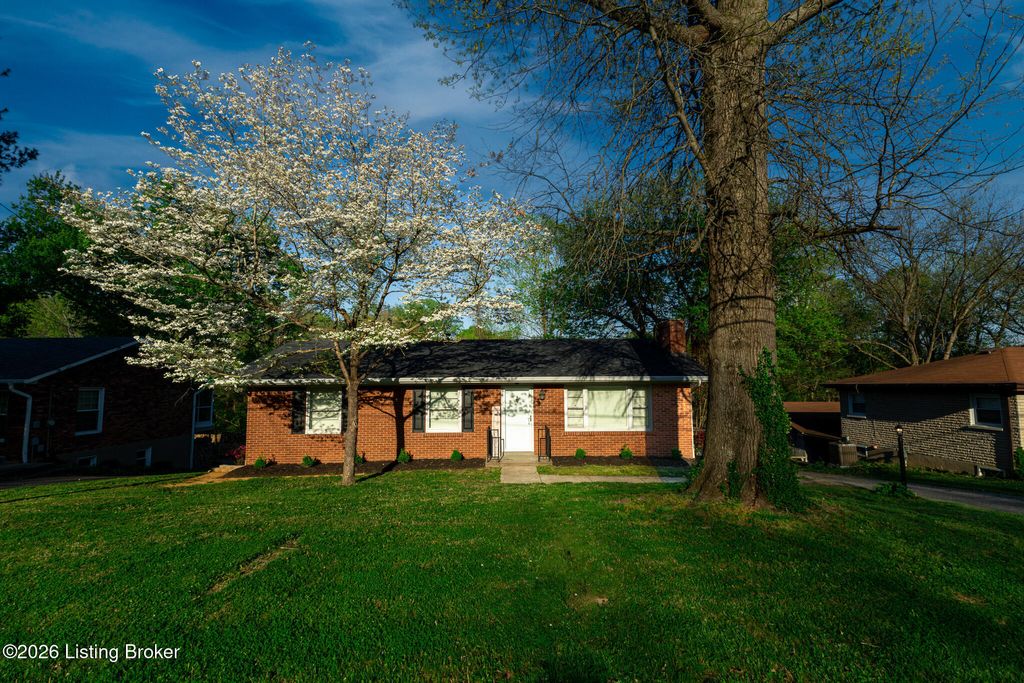 Photo of 4309 Southridge Dr, Louisville, KY 40272 (MLS # 1715067)