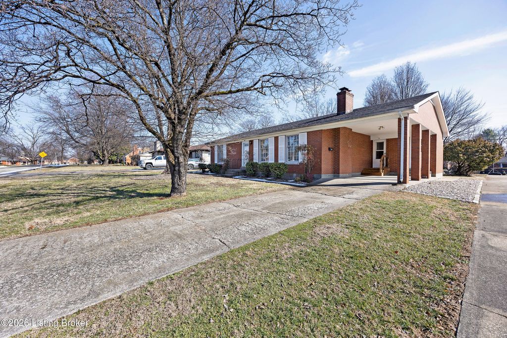 Photo of 401 S 6th St, Bardstown, KY 40004 (MLS # 1708709)