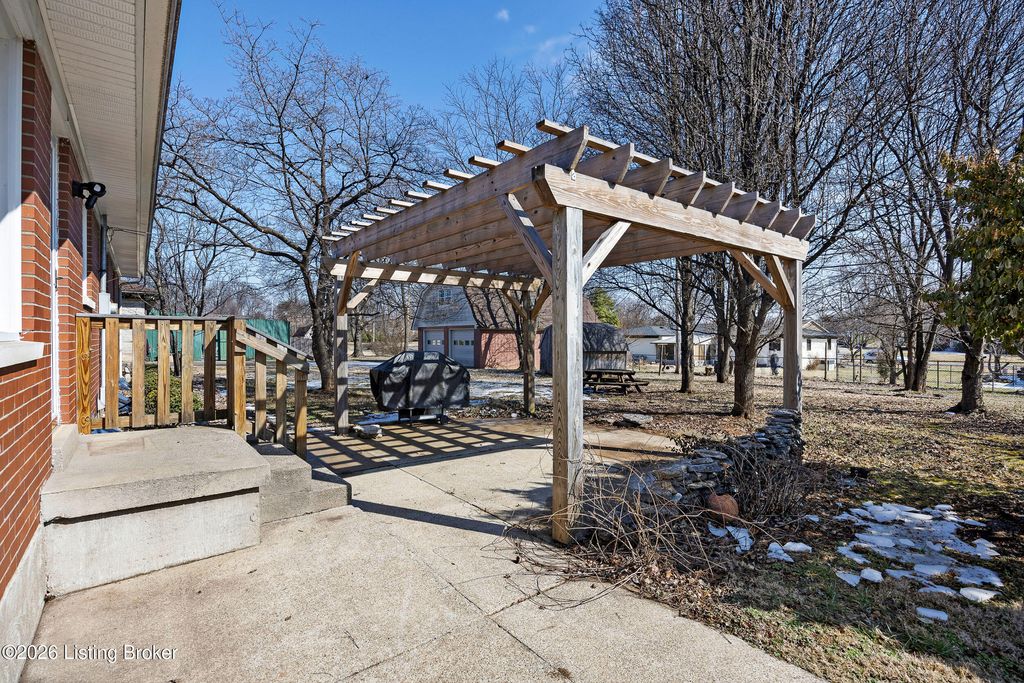 Photo of 401 S 6th St, Bardstown, KY 40004 (MLS # 1708709)