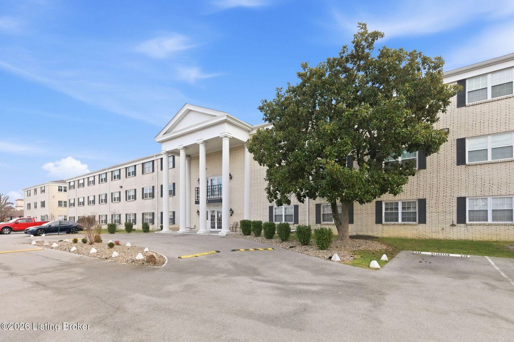 Photo of 205 El Conquistador Pl, Louisville, KY 40220 (MLS # 1721256)