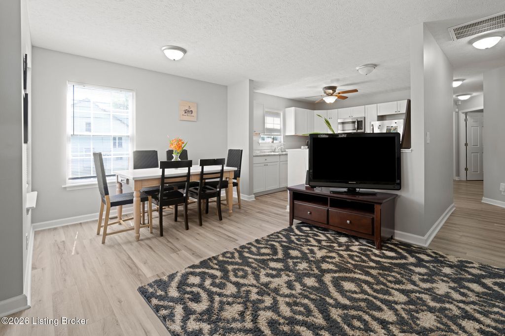 Photo of 2202 W Oak St, Louisville, KY 40210 (MLS # 1714431)