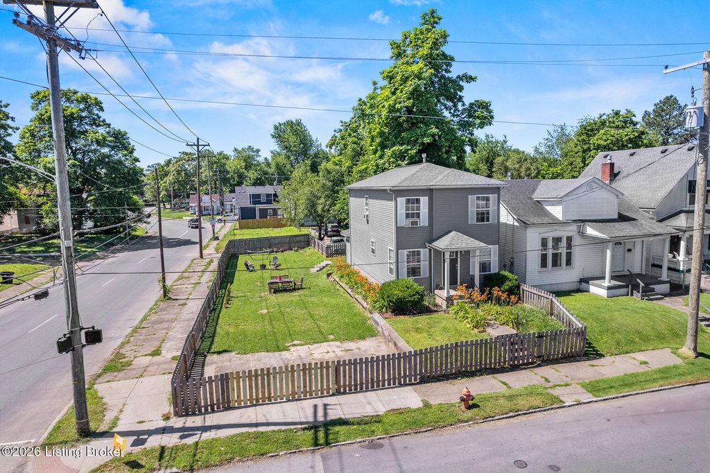 Photo of 2202 W Oak St, Louisville, KY 40210 (MLS # 1714431)