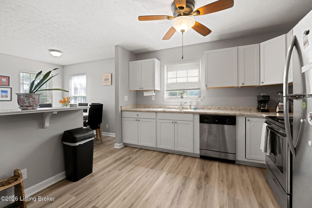 Photo of 2202 W Oak St, Louisville, KY 40210 (MLS # 1714431)