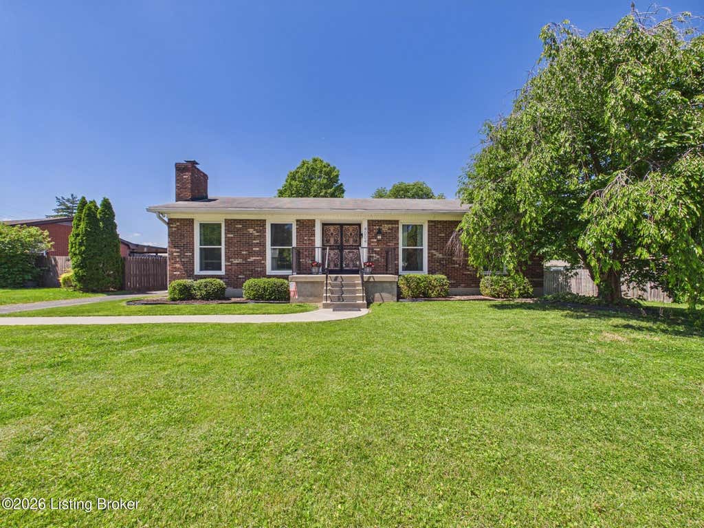 Photo of 4004 Woodgate Ln, Louisville, KY 40220 (MLS # 1719303)