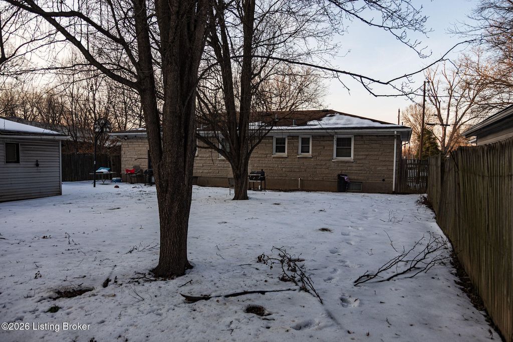 Photo of 2410 Garrs Ln, Louisville, KY 40216 (MLS # 1708893)