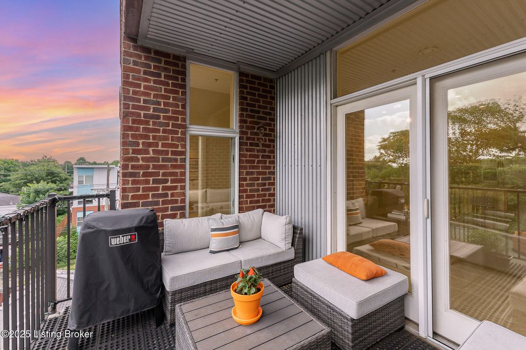 Photo of 2011 Frankfort Ave #403, Louisville, KY 40206 (MLS # 1709576)