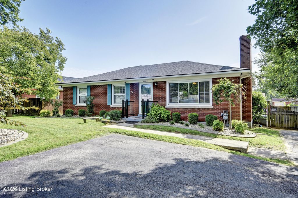 Photo of 9903 Stonestreet Rd, Louisville, KY 40272 (MLS # 1724395)
