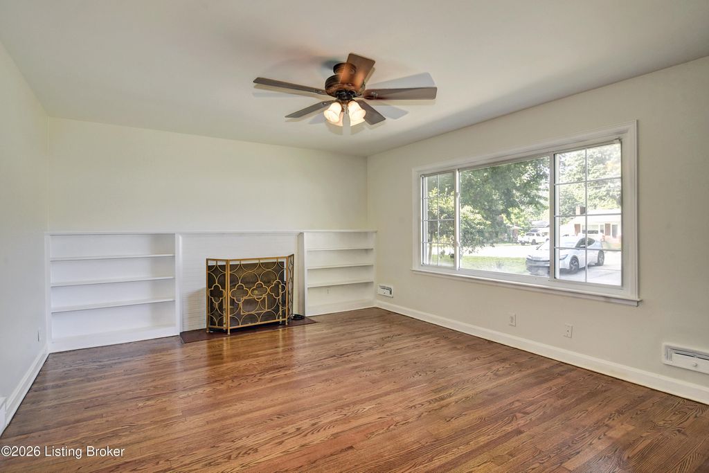 Photo of 9903 Stonestreet Rd, Louisville, KY 40272 (MLS # 1724395)