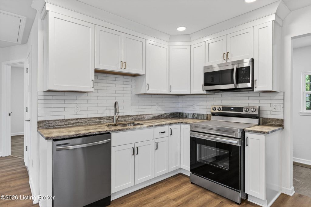 Photo of 1708 Sonne Ave, Louisville, KY 40216 (MLS # 1715399)