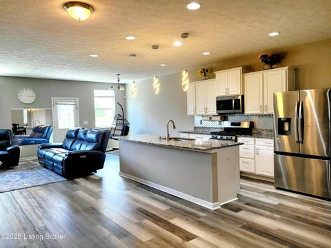 Tiny photo for 6912 Beckingham Blvd, Louisville, KY 40299 (MLS # 1729620)