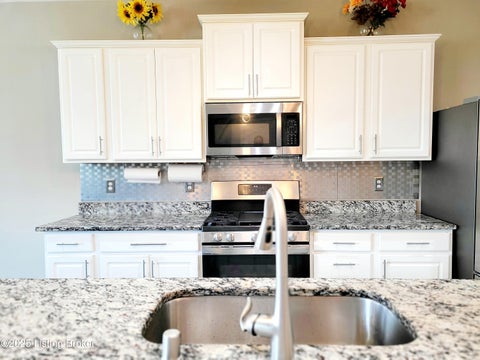 Tiny photo for 6912 Beckingham Blvd, Louisville, KY 40299 (MLS # 1729620)