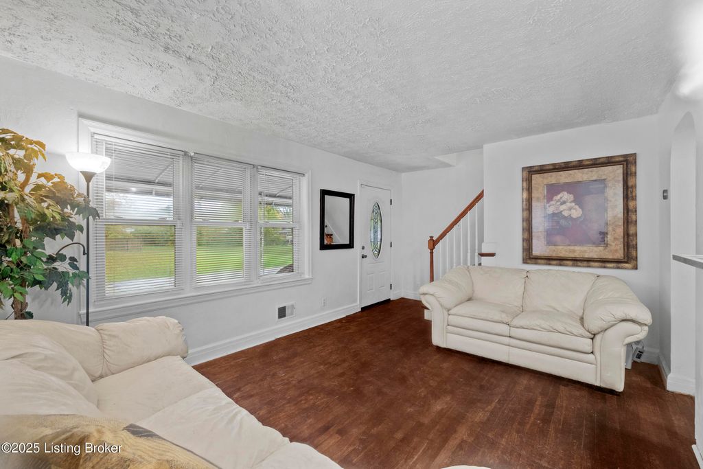 Photo of 4628 Kiefer Rd, Louisville, KY 40216 (MLS # 1704811)